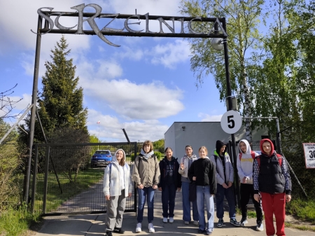 Uczniowie klasy 1LO na zajęciach Edukacji dla bezpieczeństwa na strzelnicy