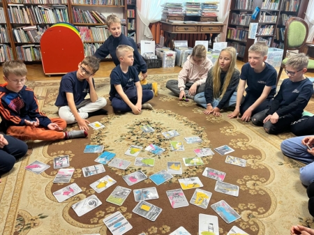Spotkanie klasy 3 w Bibliotece w ramach projektu „Na tropie podejrzanych zachowań” 
