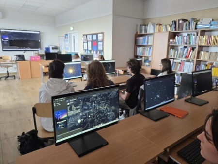 Klasa 3 LO poznaje fascynujący świat wirtualnego planetarium podczas zajęć z fizyki