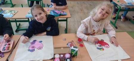Przygotowania do Dnia Mamy w klasie 1A