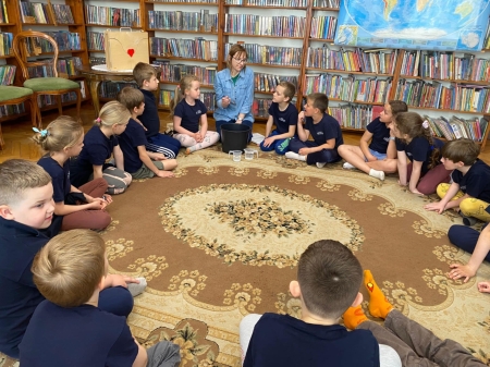 Lekcja o oszczędzaniu wody w bibliotece dla uczniów klasy 1B