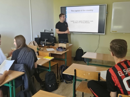 Jakub z klasy 3Lo przeprowadził lekcję na temat Zjednoczonego Królestwa Wielkiej Brytanii