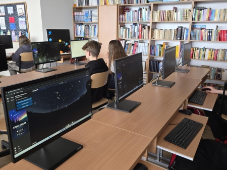 Uczniowie klasy 1 Lo poznali wirtualne planetarium podczas zajęć z fizyki