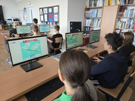 Uczniowie klasy 8 na zajęciach z informatyki zagrali w popularną grę World Guessr