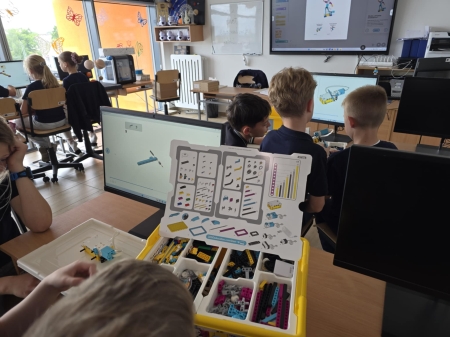 Uczniowie na kółku z robotyki tworzą programowalne klocki LEGO Education Spike Essential i Prime