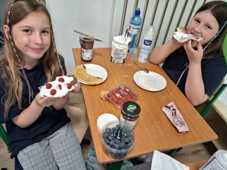 Klasa 2 na zajęciach z techniki piekła gofry