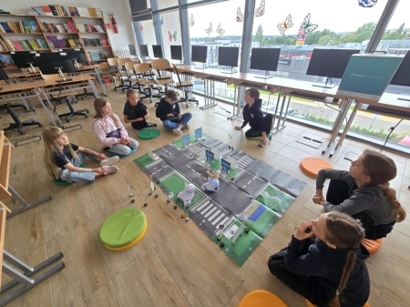 Klasa 2 na zajęciach z informatyki uczyła roboty Photon poruszania się po drogach