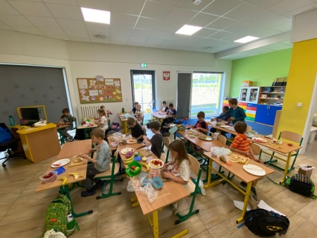 Uczniowie klasy 1b przygotowali pyszne szaszłyki 