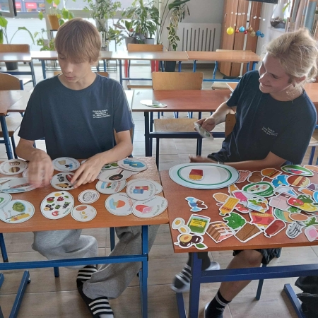 Badanie ilości cukru w różnych substancjach – zajęcia edukacji zdrowotnej w klasie 8