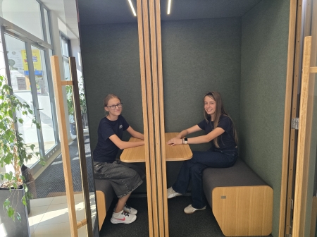 Nowa budka akustyczna na holu – miejsce do indywidualnych zajęć i spotkań z rodzicami