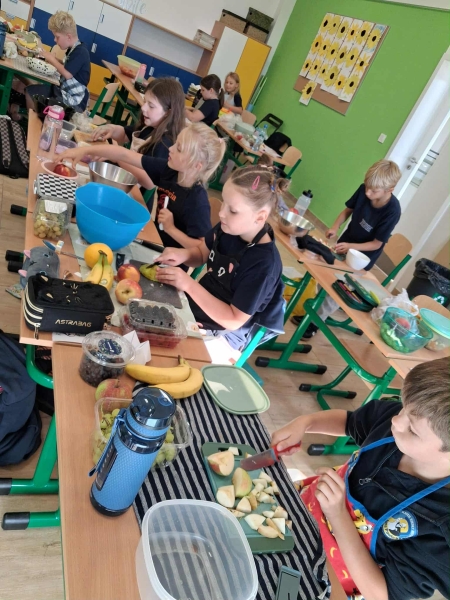 Kolorowo i zdrowo! Klasa 3 tworzy pyszne sałatki owocowe!