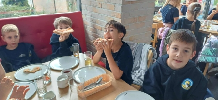 Klasa 2a świętuje Dzień Chłopaka z pizzą i zabawą!