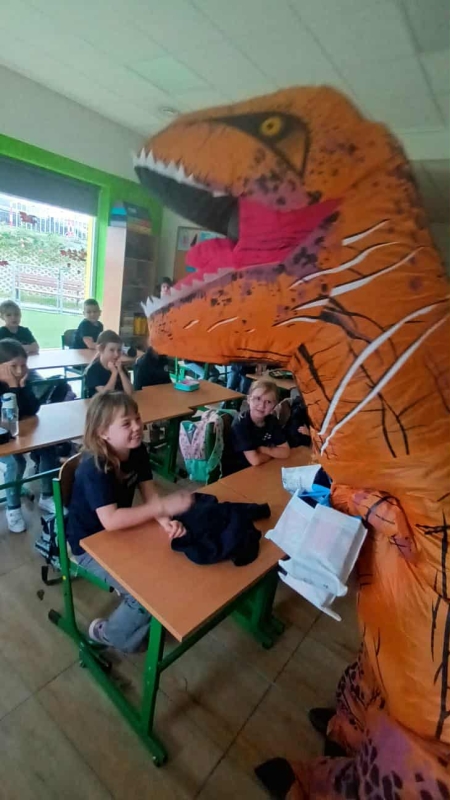 Dinozaur w 1b świętował razem z uczniami Dzień Chłopaka!