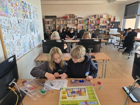 Mały elektronik w akcji! Ósmoklasiści poznają tajniki prądu na lekcji fizyki