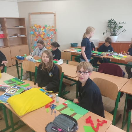 Runo leśne w klasie 5: Warsztaty z recyklingu i natury na technice
