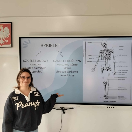Uczniowie klasy 2 LO uczestniczyli w lekcji projektowej na temat budowy szkieletu człowieka