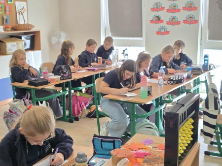 Uczniowie klasy 3 zaczynają naukę obsługi sorobanu – kreatywne zajęcia z matematyki!