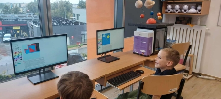 Kolorowy zawrót głowy w klasie drugiej w ramach Code Week 2025!