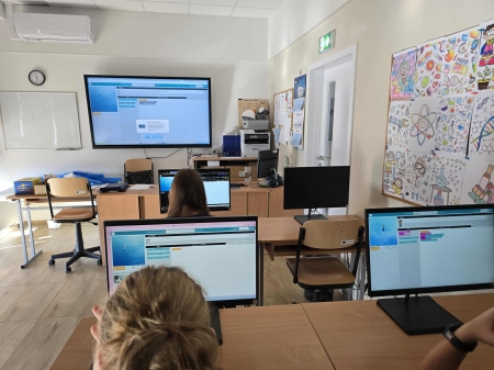 Uczniowie klasy 6 uczyli się programować blokowo z postaciami z Krainy Lodu w ramach Code Week 2025