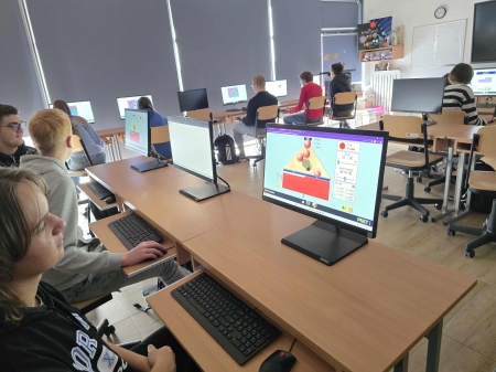 Uczniowie klasy 1 LO korzystają z wirtualnego laboratorium online podczas zajęć z fizyki