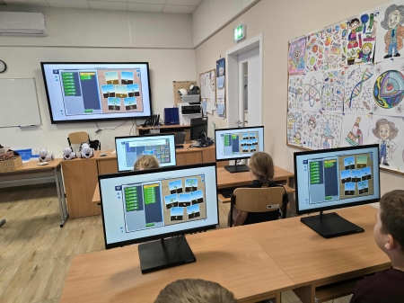 Klasa 2B na zajęciach z informatyki tworzy animację poklatkową w ramach Code Week 2025