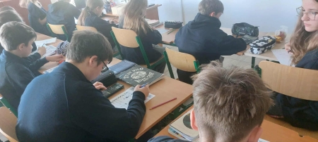 Uczniowie klas 7 i 8 poznają tajniki kodowania na zajęciach z matematyki w ramach Code Week 2025