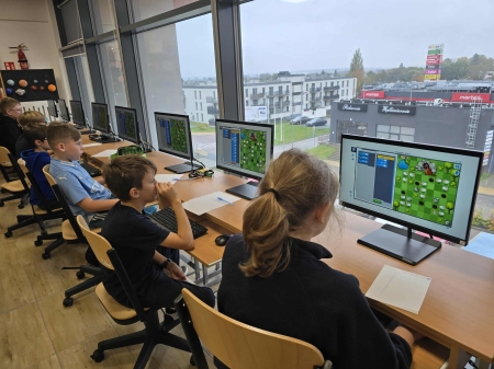 Uczniowie klasy 5 na zajęciach z informatyki – nauka przez zabawę z kodowaniem blokowym w ramach Code Week 2025