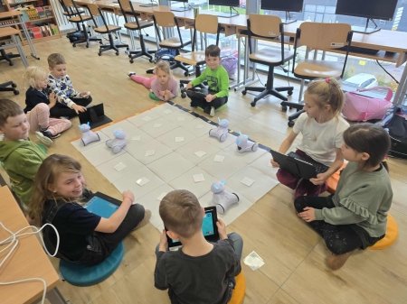 Uczniowie klasy 1B na kółku z robotyki rozwijają pamięć i kreatywność z robotami Photon w ramach Code Week 2025