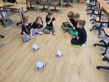 Zerówkowicze na kółku z robotyki poznają czujniki dźwięku i światła robotów Photon w ramach Code Week 2025