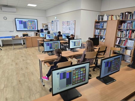 Uczniowie klasy 3 tworzy schematy blokowe dotyczące szkolnego boiska w ramach Code Week 2025