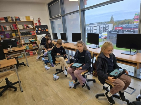 Uczniowie klasy 3 poznali nową aplikację i programowali robota Photon w ramach Code Week 2