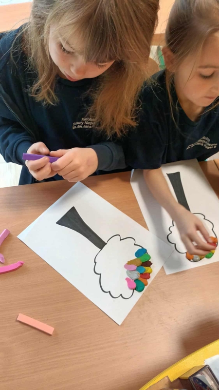 Kreatywne zajęcia techniczne w klasie 1b: Jesienne drzewa z plasteliny