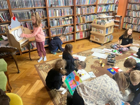 Drugie spotkanie klasy 1A w PiMBP w Pruszczu Gdańskim w ramach projektu „Spotkania z Teatrzykiem Kamishibai” 