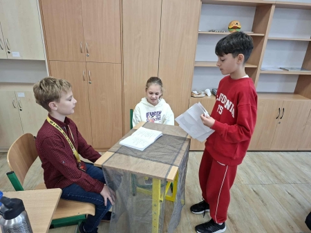 Klasa 4 na zajęciach z języka angielskiego odgrywa scenki w restauracji