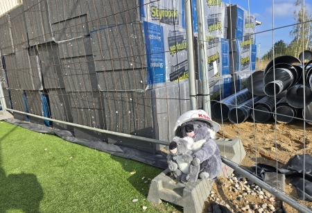 Rozbudowa naszej szkoły w toku: trwa ocieplanie nowej części budynku