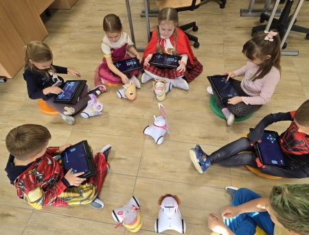 Niezwykła przemiana robotów Photon na zajęciach z Robotyki – bajkowy pokaz mody stworzony przez najmłodszych