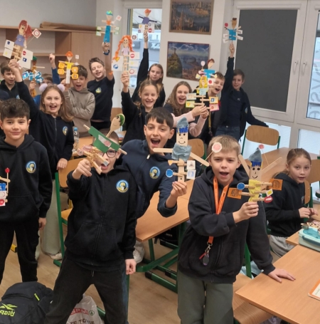 Klasa 4 na zajęciach z techniki tworzyła Pana STOP – okazja do nauki zasad ruchu drogowego