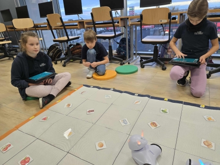 Uczniowie klasy 3 na kółku z robotyki poznają tajniki zdrowego jedzenia z robotami Photon