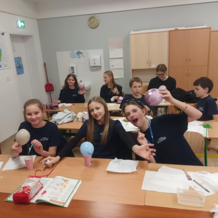 Klasa 6 tworzy dekoracyjne kule świąteczne z baloników i sznurka utwardzanego klejem