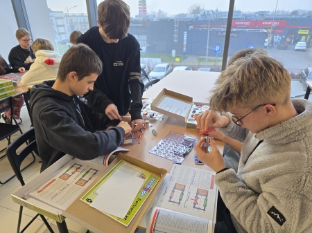 Fizyka na wesoło! Ósmoklasiści budują obwody elektryczne!