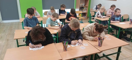 Świąteczna Kreatywność w Szkole! Warsztaty, które Rozgrzały Serca i Kubki!