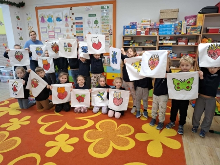 Zerówkowicze malują radość dla Babci i Dziadka!