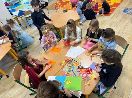 Zimowa magia w świetlicy: Laurki i Misie z Papieru na Dzień Babci i Dziadka!