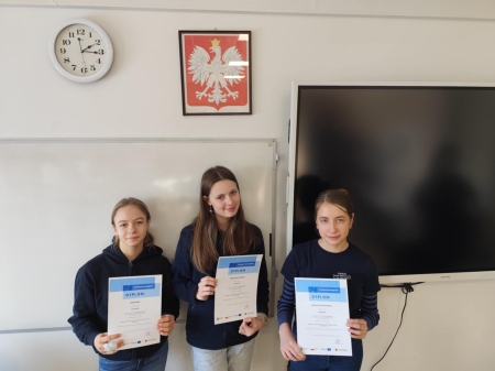 Zuzia, Magda i Zosia z sukcesem w Pomorskiej Lidze Edukacyjnej!