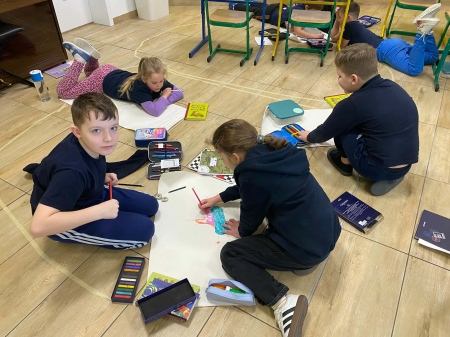 Klasa 2b odkrywa tajemnice „Dziwnych zwierząt” – pełni entuzjazmu i kreatywności!