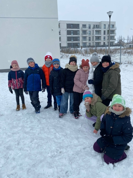 Klasie 2B zima nie straszna – wspólne tworzenie bałwanka na terenie szkoły