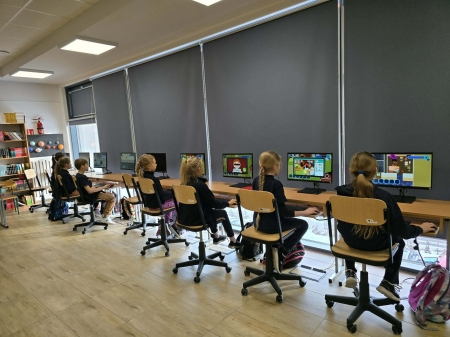 Klasa 3A wyrusza na cyber-misję! Robotyczne kółko zamienia się w grę o bezpieczeństwie w s