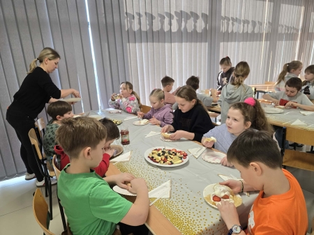 Słodka niespodzianka z okazji Dnia Kobiet w klasie 2b 