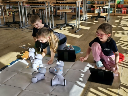 Mali programiści w akcji – roboty zbierają kwiaty na Dzień Kobiet