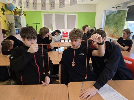 Fizyka, którą można usłyszeć! Niezwykłe doświadczenia w klasie 8